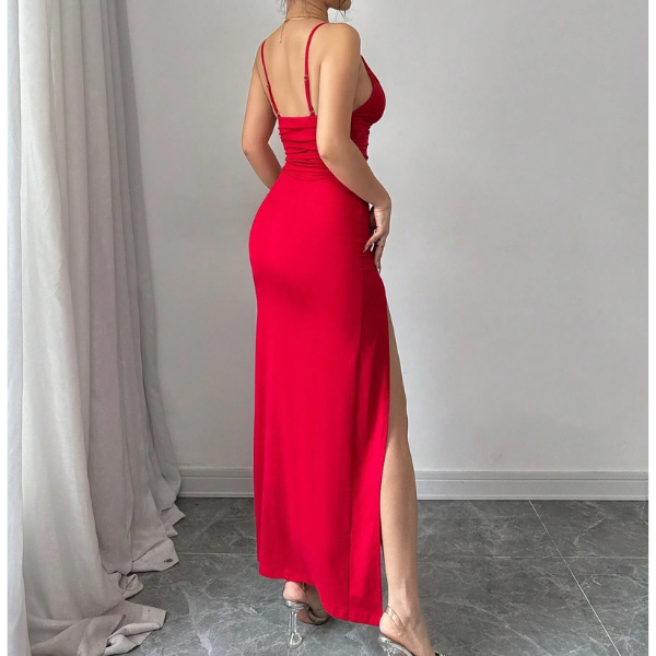 Eleganta pieguļoša gara kleita ar šķēlumu